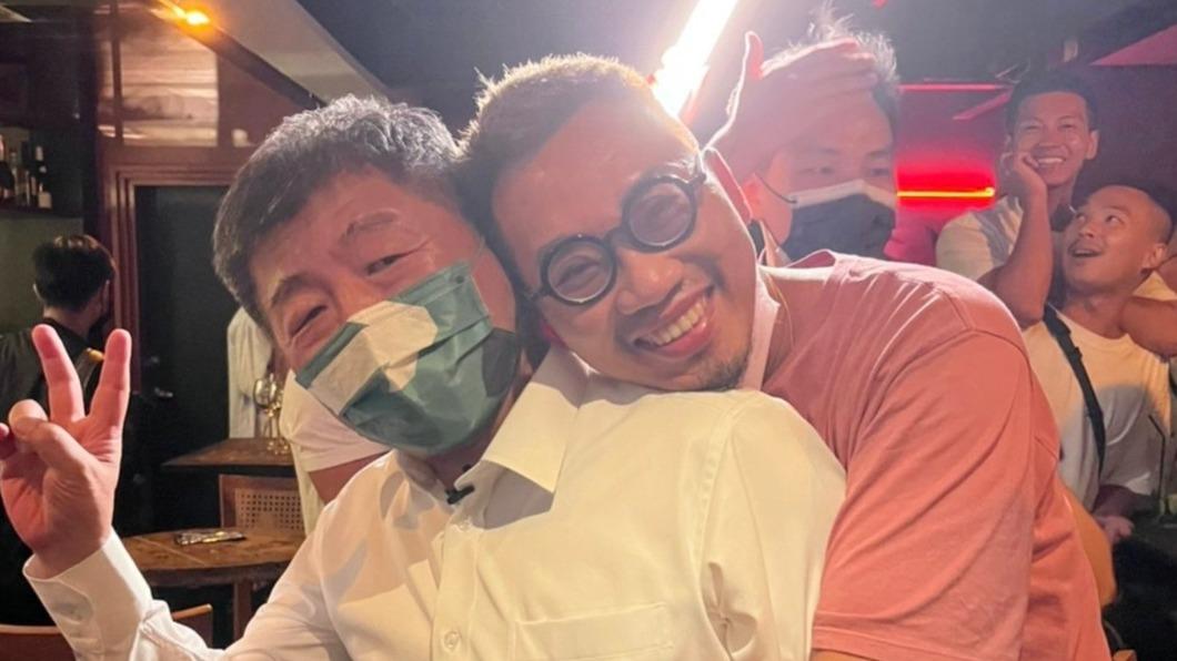 陳時中前往台北市知名同志酒吧，搶攻年輕人選票。（圖／翻攝自陳時中臉書）