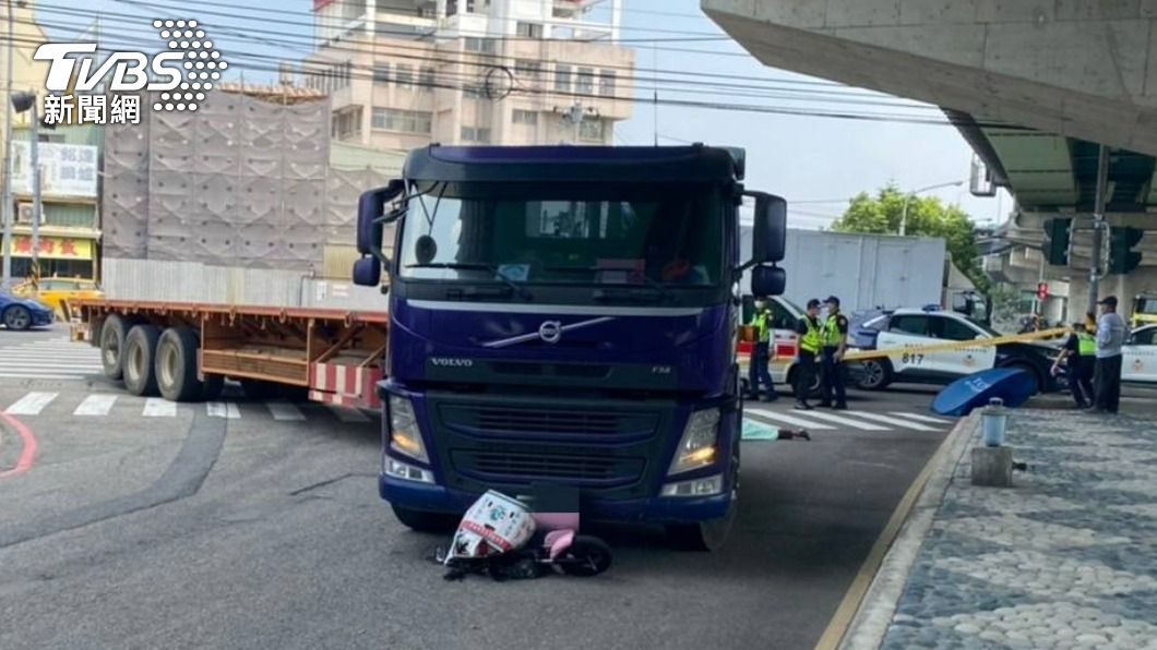 快訊/聯結車右轉碰撞電動車 七旬老婦遭輾斷魂高鐵陸橋