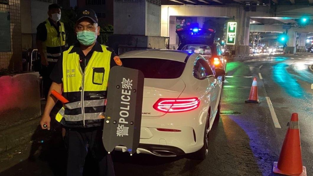 員警執勤臂盾上身　狡猾通緝犯偷藏刀一舉成擒