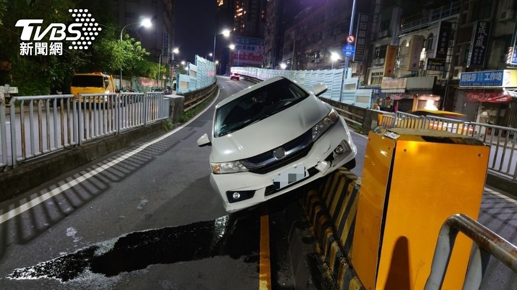 疑恍神未注意車前狀況　小轎車衝上分隔島幸無人傷