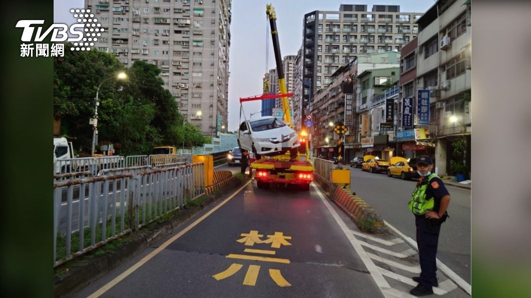 最後出動吊車將小轎車吊離現場。（圖／TVBS）