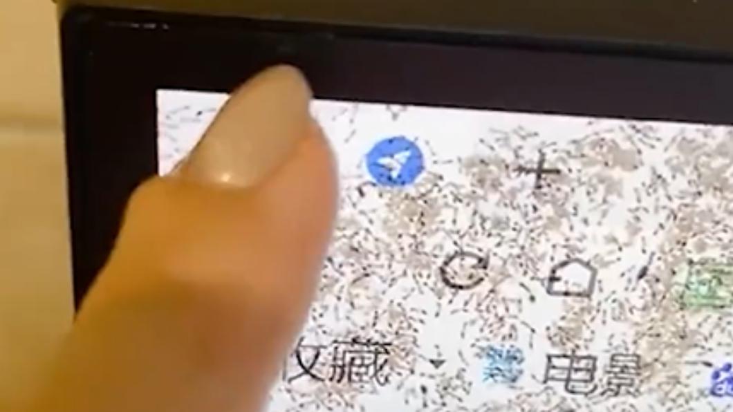 頭皮發麻!奶茶濺到電腦螢幕 螞蟻大軍見縫猛鑽超噁