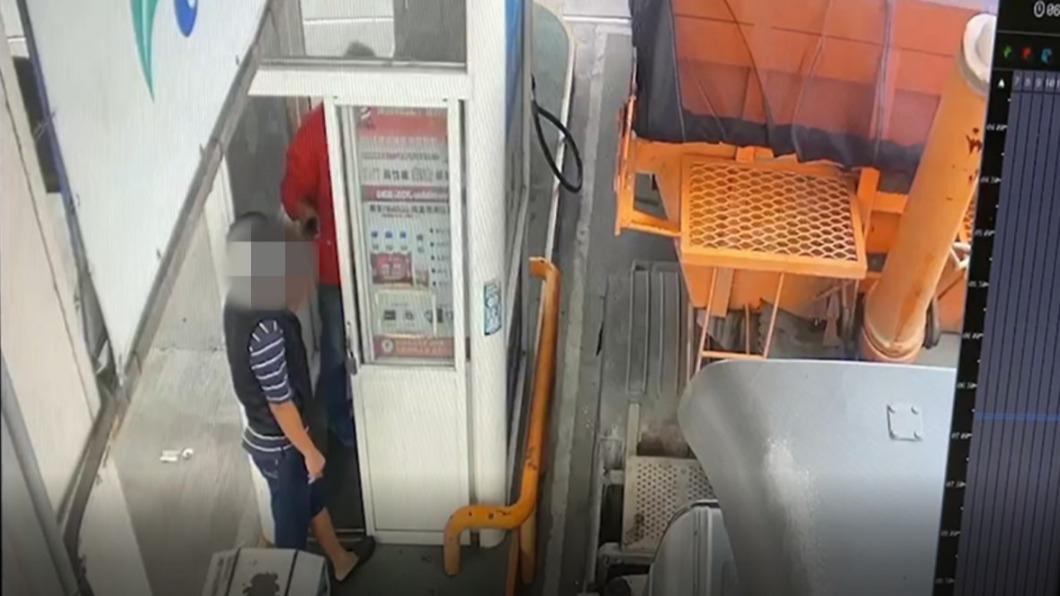 盜刷集團至加油站購買加油卡。（圖／TVBS）