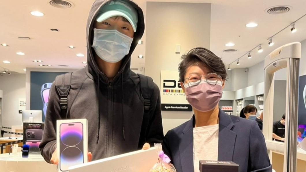搶1元加購Apple Watch　21歲果粉搶下i14經銷商頭香