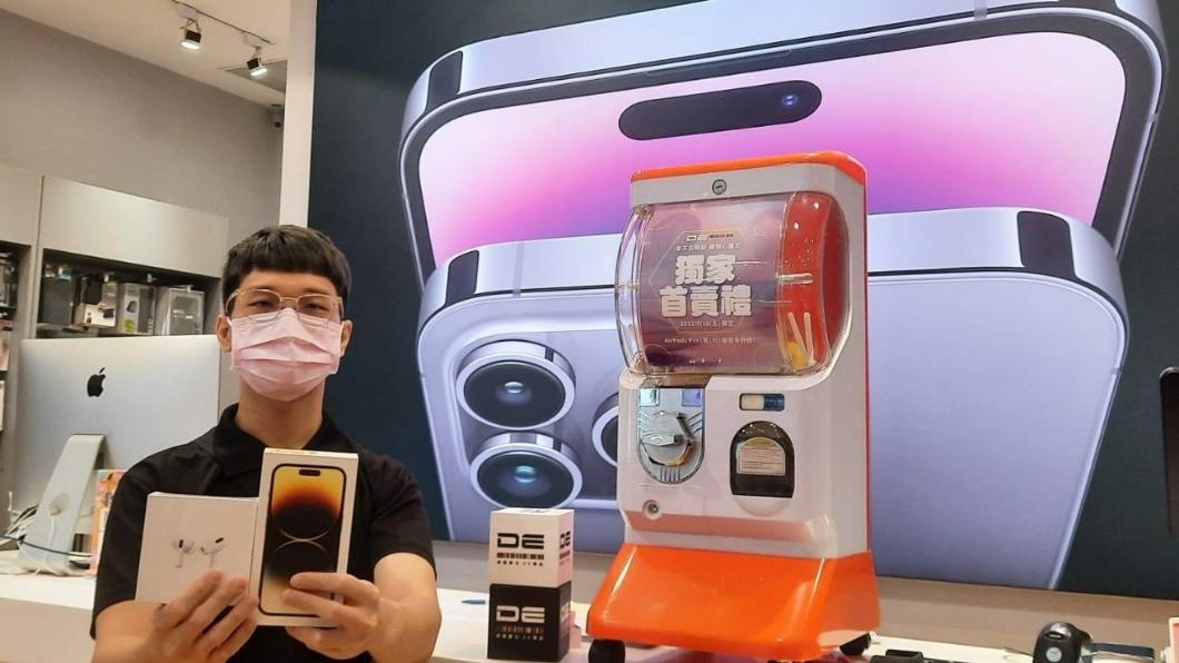 蘋果授權經銷商德誼數位推出頭香1元加購Apple Watch Series 8的超值優惠。(圖/德誼提供)