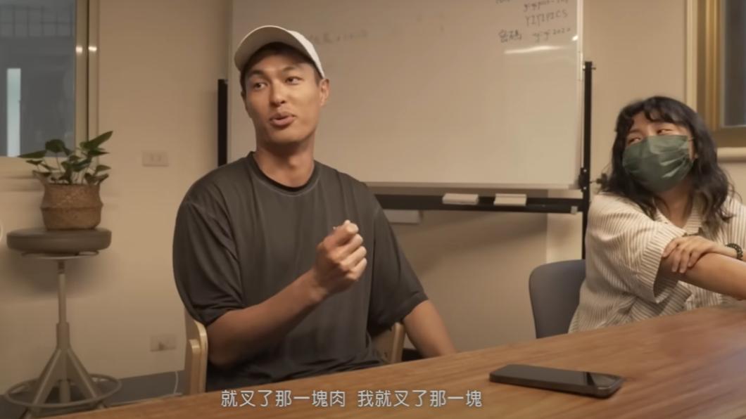 楊祐寧無奈表示「真的只叉一塊肉」。（圖／翻攝楊祐寧YT頻道）