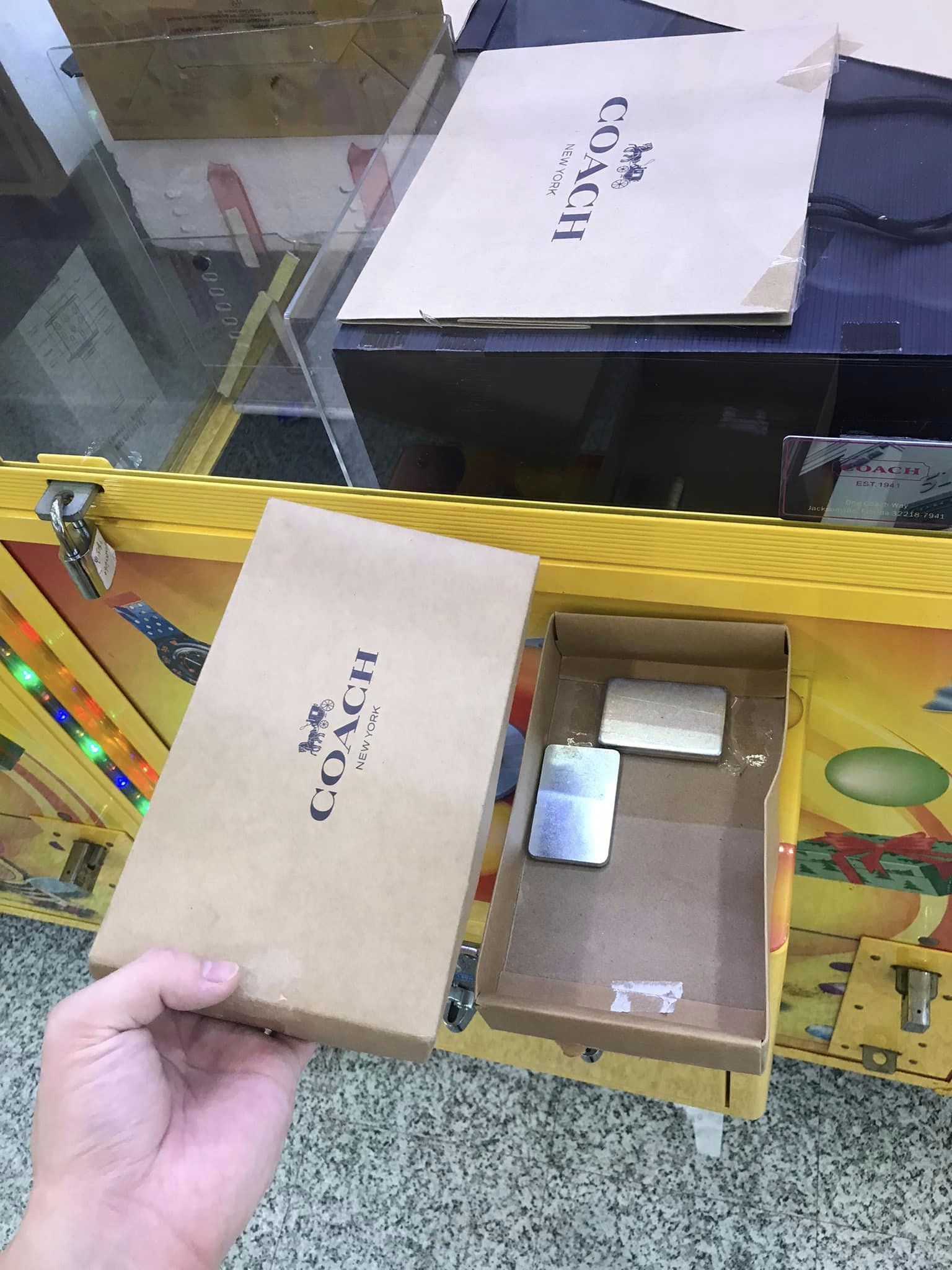 沒想到打開一看裡面竟是2片鐵塊。（圖／翻攝自爆廢公社二館）