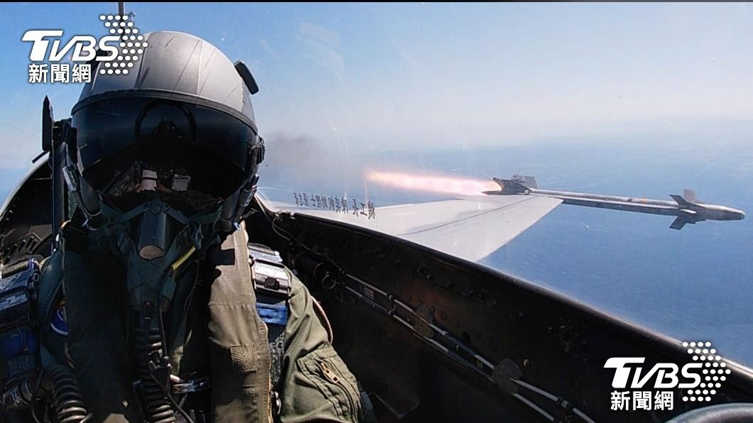 我國F-16戰機在漢光演習發射響尾蛇飛彈攻擊假想目標。(圖/達志影像美聯社)