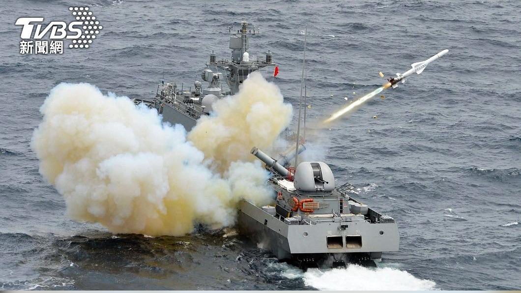 南韓軍艦在演習期間試射魚叉飛彈攻擊目標。(圖/達志影像美聯社)
