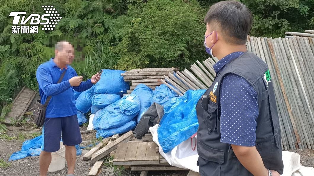 環保局查獲民眾違法燃燒大面積廢棄物。（圖／環保局提供）
