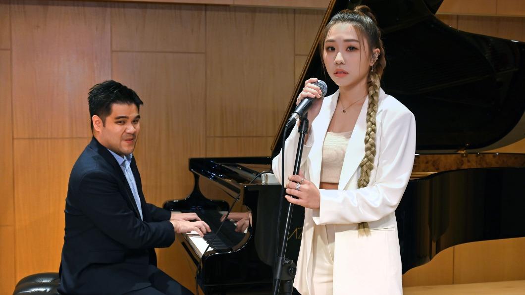 艾薇首度與鋼琴家黃裕翔合作。（圖／環球音樂提供）
