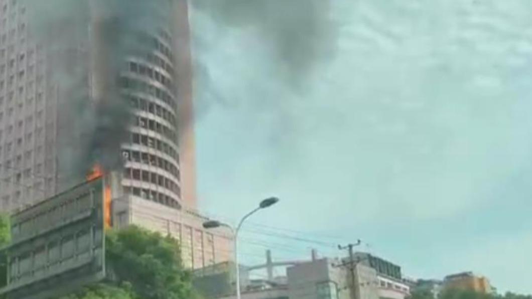 長沙中國電信大樓下午發生一起火災。(圖/翻攝自微博)