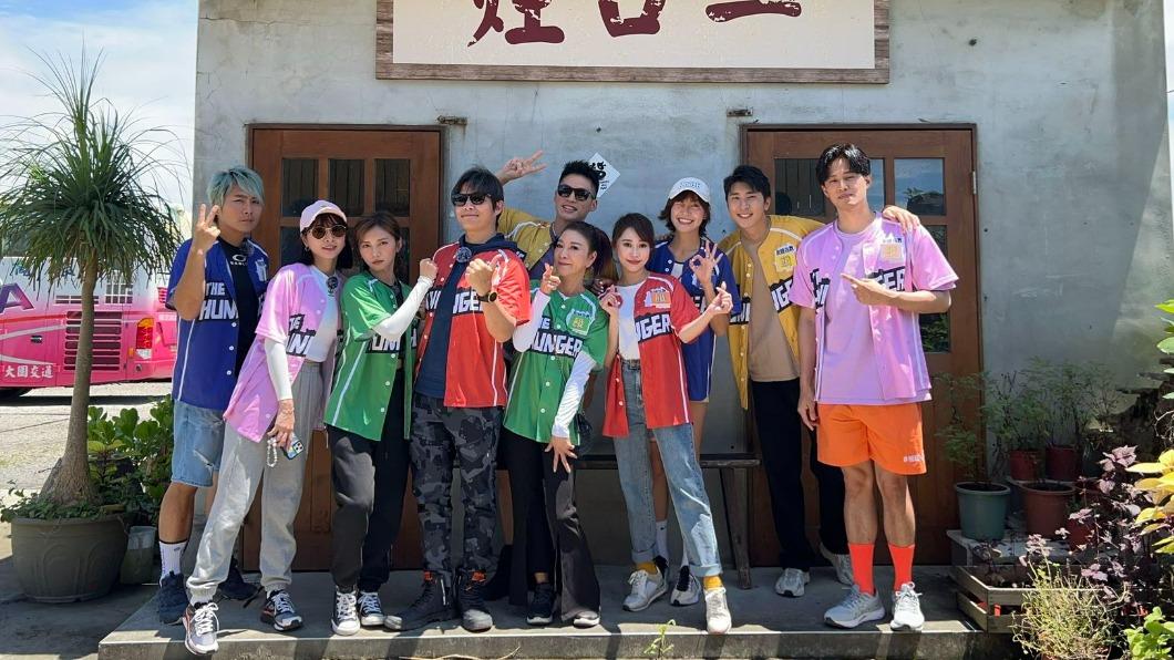 王仁甫（左起）、峮峮、蔡黃汝、孫協志、許孟哲、楊繡惠、黃露瑤、焦曼婷、胡釋安以及徐新洋同台合影。（圖／中視提供）