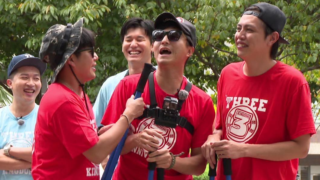 鯰魚哥（右）、王少偉（中）拿李易（左）的背景開玩笑。（圖／台視提供）