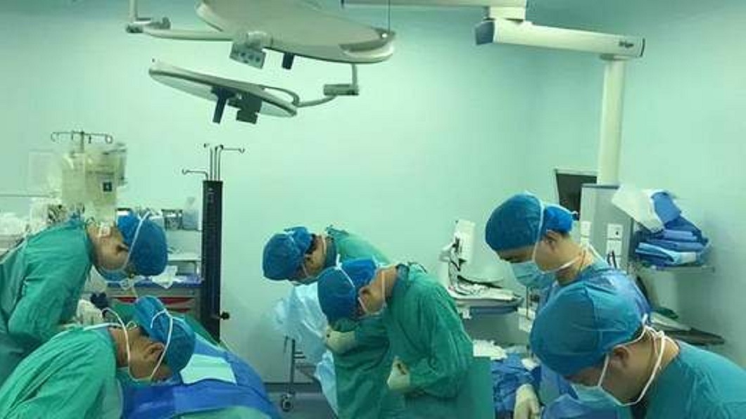 最後一共救了7人醫療團隊鞠躬表達感謝之意。(圖/翻攝自網易新聞)