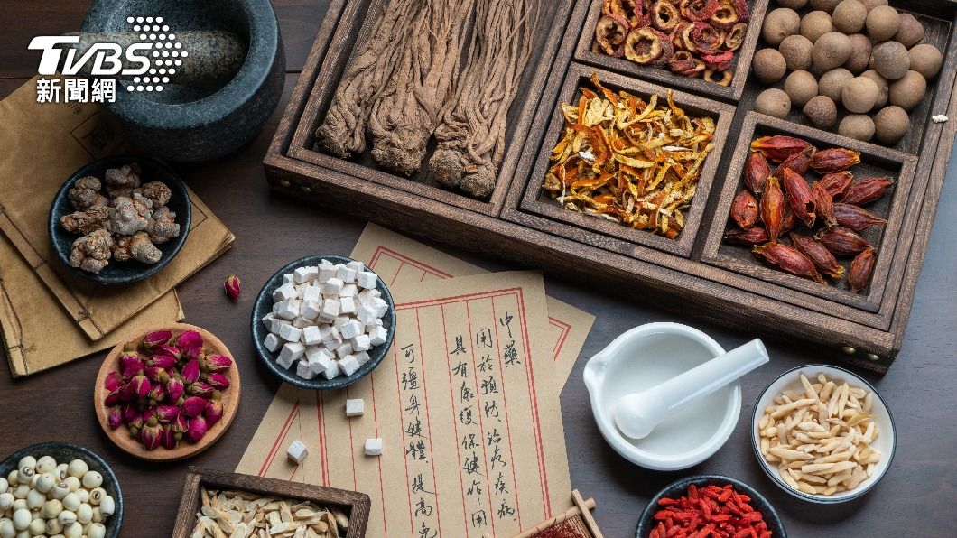 中醫師表示,轉骨湯會針對孩子的體質來搭配中藥材。(示意圖/shutterstock達志影像)