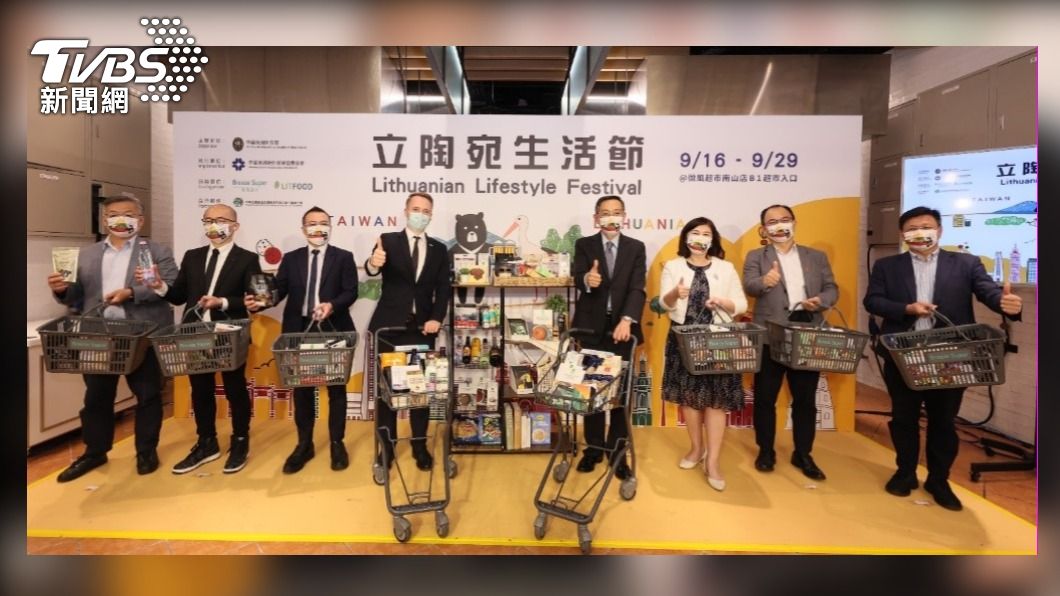 (中左)立陶宛經創部次長澤麥提斯(Mr. Karolis Zemaitis)、外交部國經司司長蔡允中(中右)