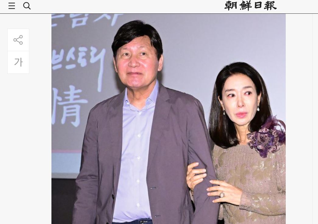安聖基需旁人攙扶。(圖/翻攝自朝鮮日報)