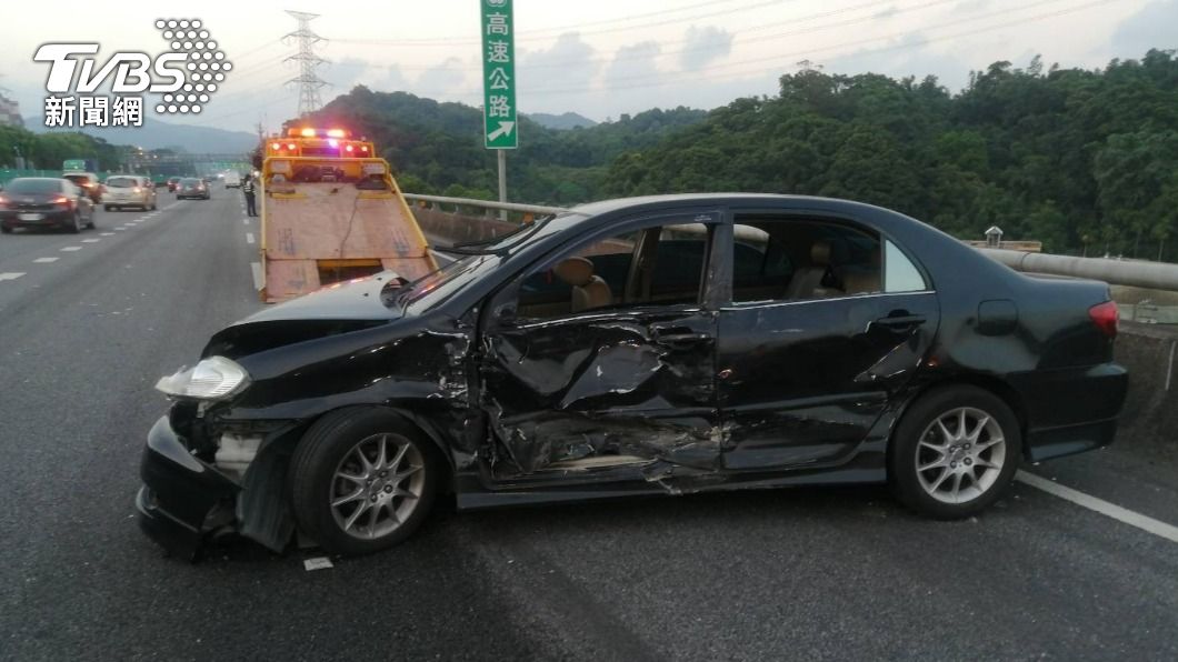 失控自撞國道護欄 小轎車排隊下匝道無辜挨撞釀2傷