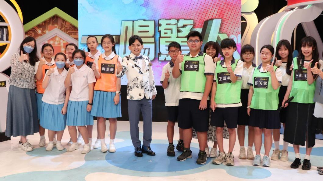 黃子佼(中)與學生們很快就打成一片。(圖/中天提供)