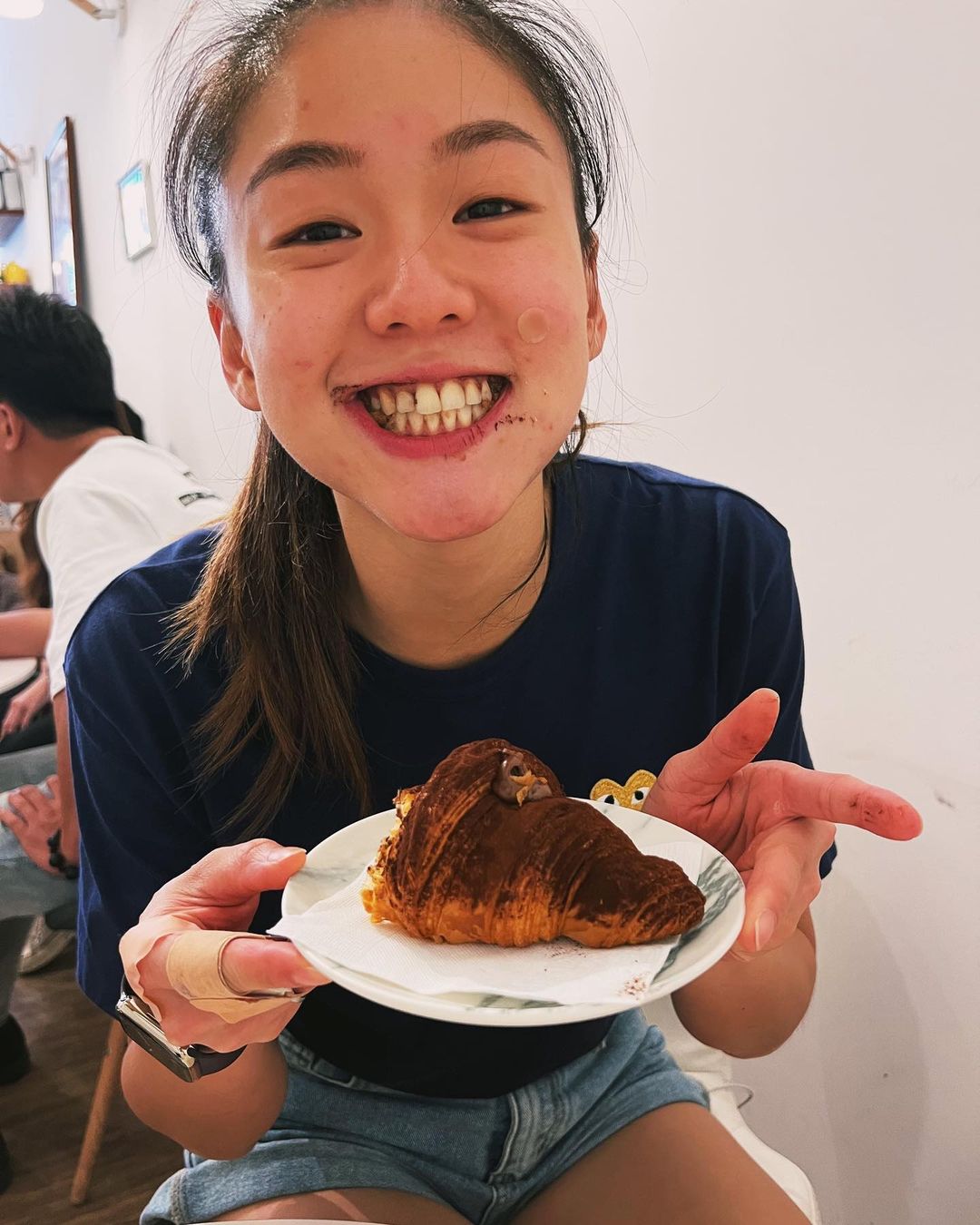 文姿云曬出吃巧克力可頌的萌照。(圖/翻攝自文姿云Instagram)
