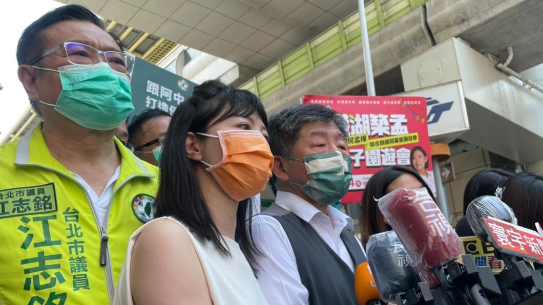 高嘉瑜今上午陪同民進黨台北市長參選人陳時中掃街。(圖/TVBS)