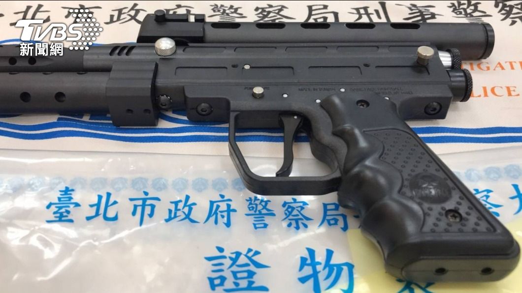 警方查扣鎮暴槍。(圖/TVBS)