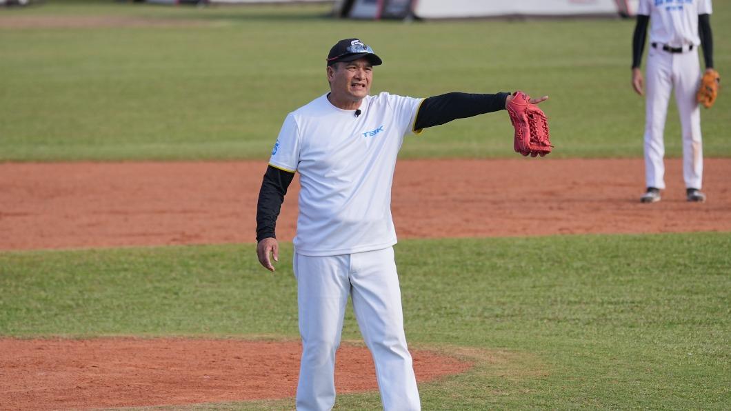 黃忠義親自下場指揮。(圖/巨宸、民視提供)