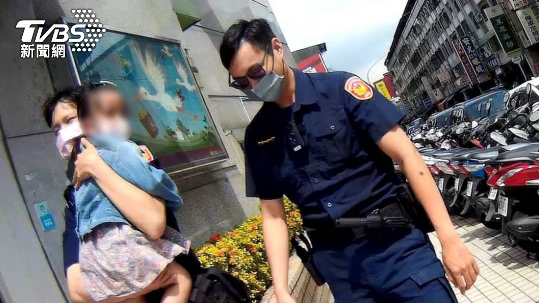 女童在路旁嚎啕大哭。(圖/TVBS)