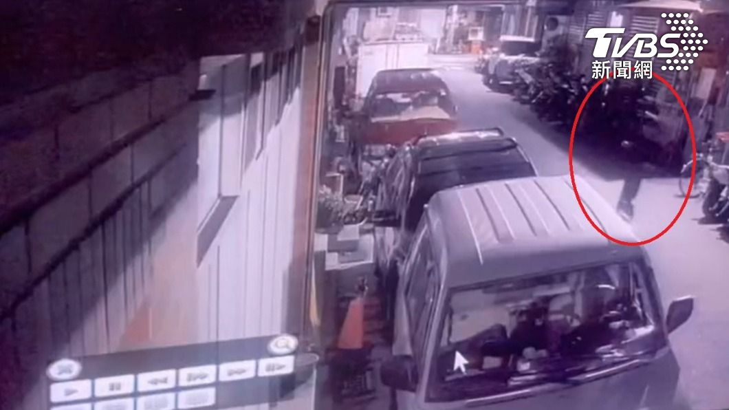 歐男騎乘電動滑板車犯案,成為破案鐵證。(圖/TVBS)