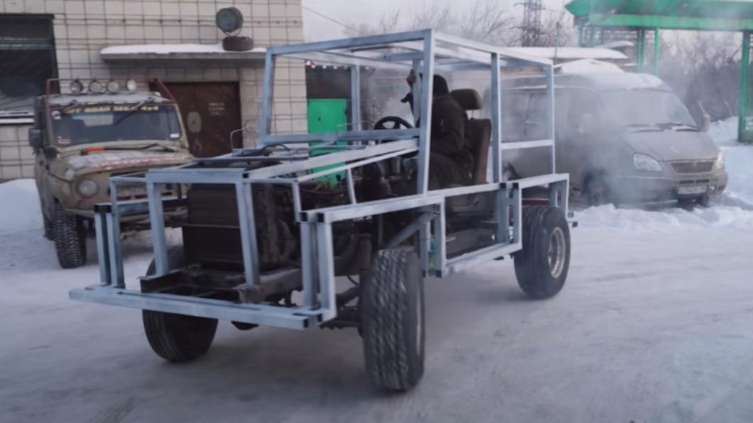 先將原越野車的車身拆到剩底座,接著焊接組裝框架。(圖/翻攝自Garage 54 YT)
