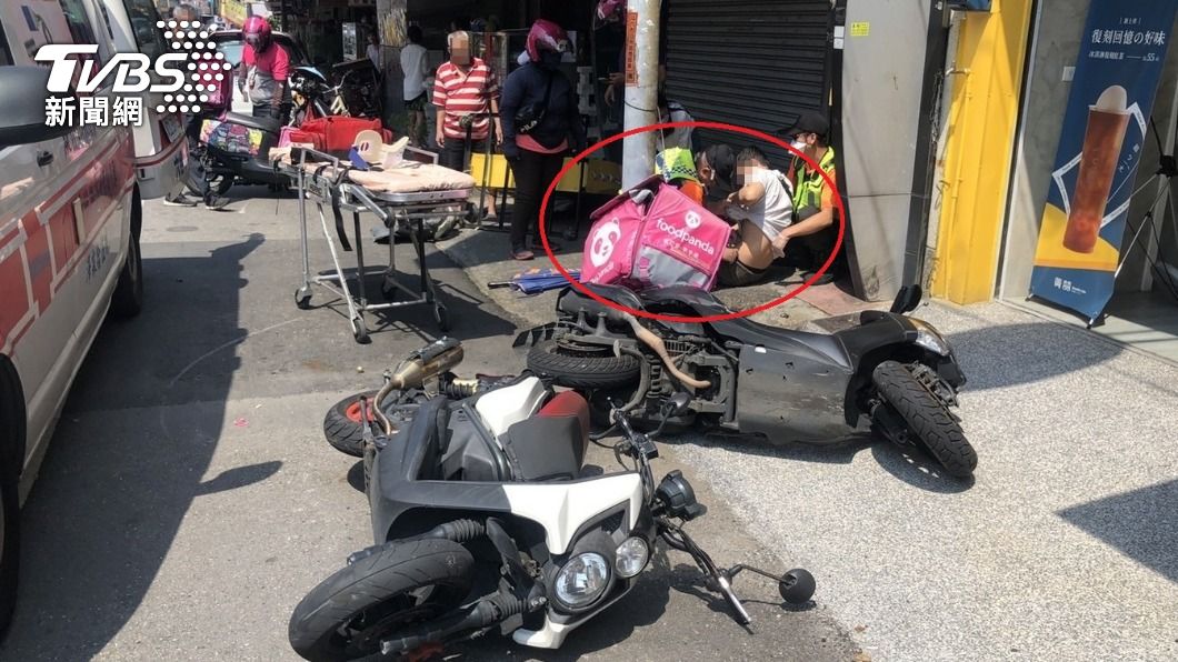 6台機車全倒！婦開車精神不濟偏移　外送員取餐衰挨撞