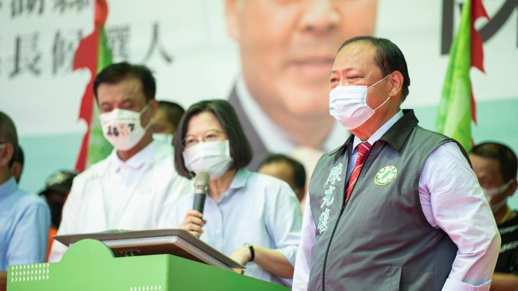蔡英文稱陳光復為克服東北季風的男人。（圖／翻攝自陳光復臉書）