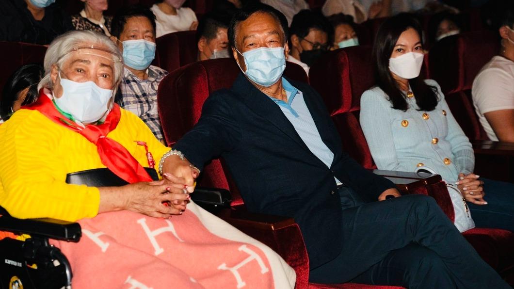 郭台銘推輪椅帶95歲母現身 力挺蔡琴「演唱會彩蛋曝光」