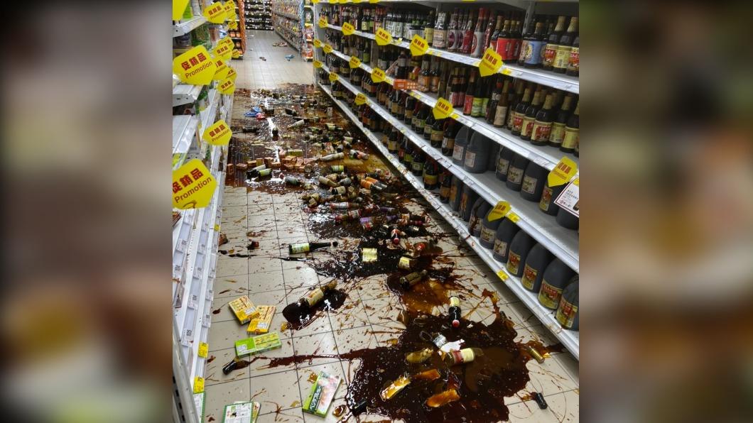 台東大地震,賣場貨架上的玻璃瓶罐全都砸在地上。(圖/翻攝記者爆料網)