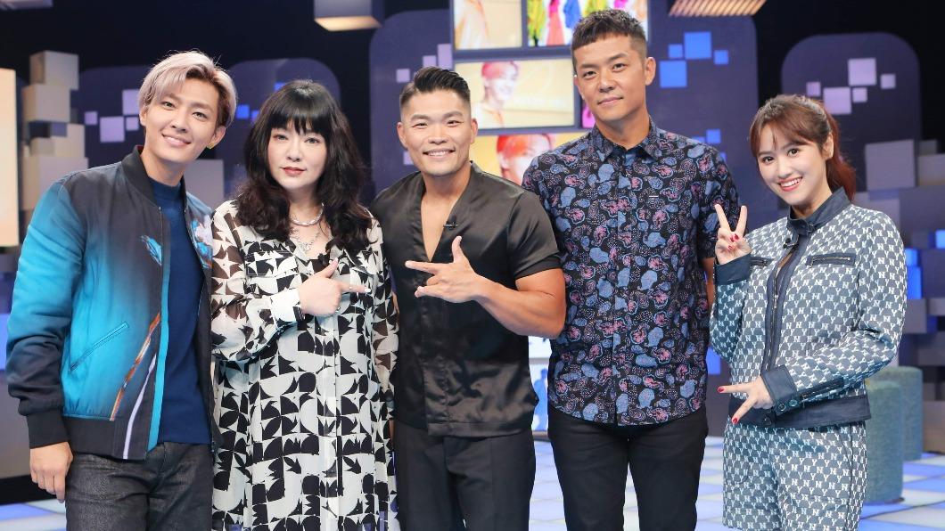 炎亞綸(左起)、唐綺陽、李玖哲、姚元浩與吳姍儒一同合影。(圖/公視提供)