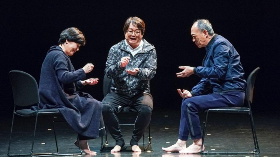 趙自強(圖中)在金士傑(圖右)的宣傳下,陸續有2、3千元的小額捐款。(圖/翻攝自如果兒童劇團臉書)