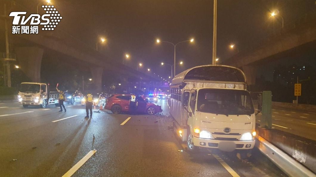 貨車故障拋錨後遭追撞，釀成1死1重傷的慘劇。（圖／TVBS）