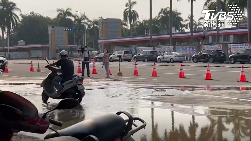 地震扯破自來水管!中正預校前冒湧泉 廠商:最快花半天
