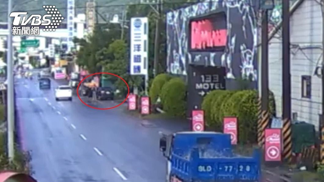 監視器拍下一行人在行搶毒品得逞後駕車逃離現場。(圖/TVBS)