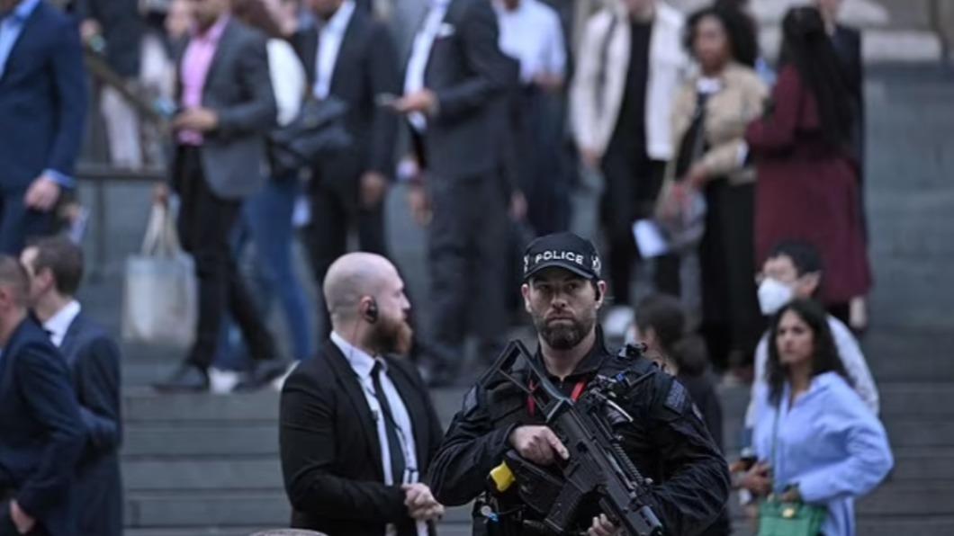 配戴衝鋒槍的武裝員警在街道上巡邏,人群中也將安插便衣員警。(圖/翻攝自每日郵報)