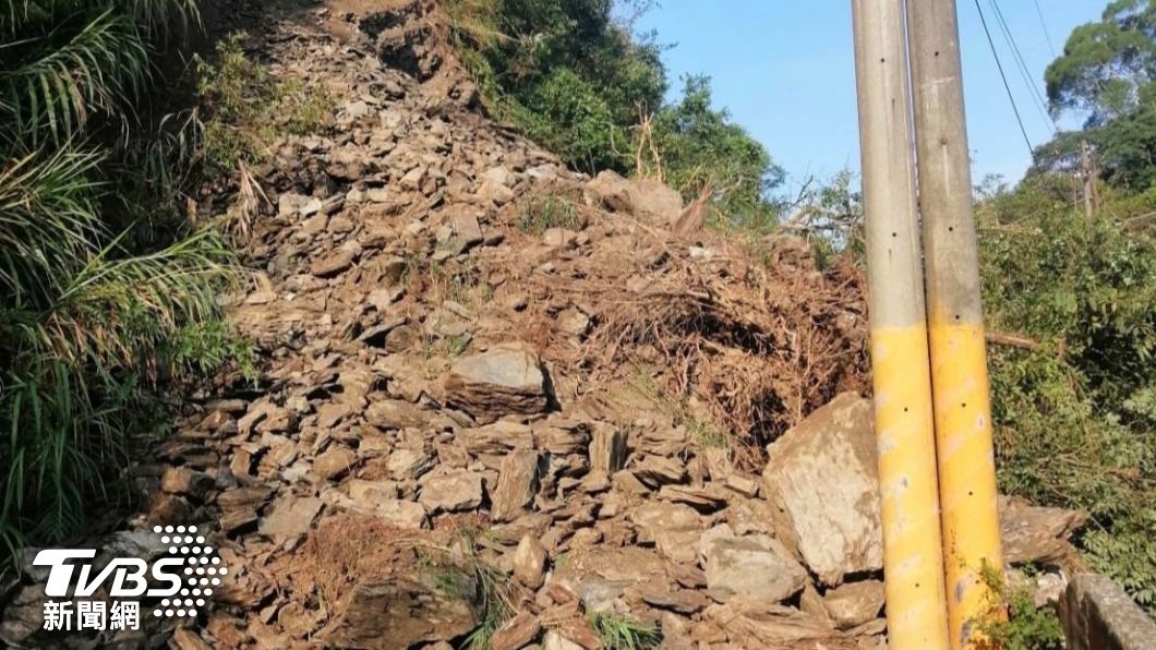 一夜44震!2層樓高巨石墜落 10遊客受困「千年古城」