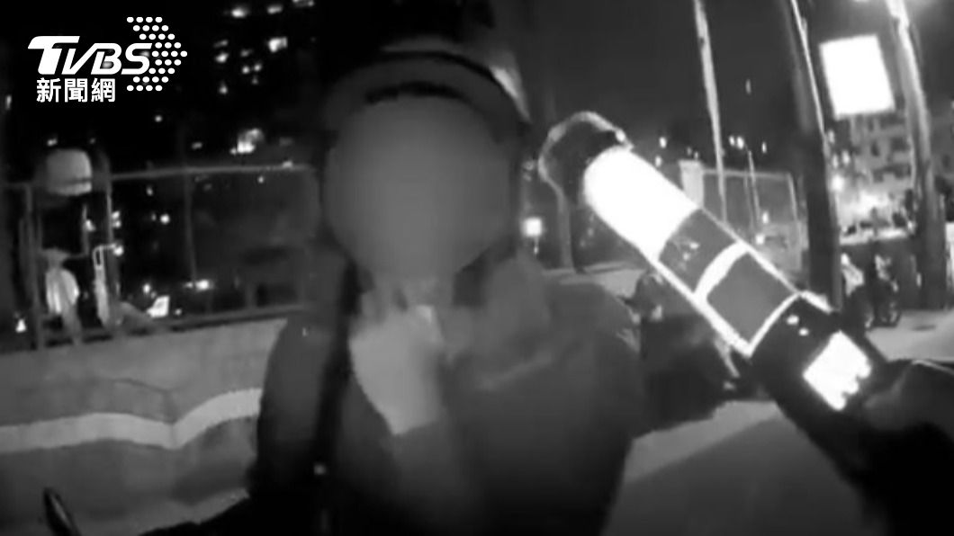 警方執行酒駕臨檢勤務，發現騎士改裝機車排氣管依規定盤查。（圖／TVBS）