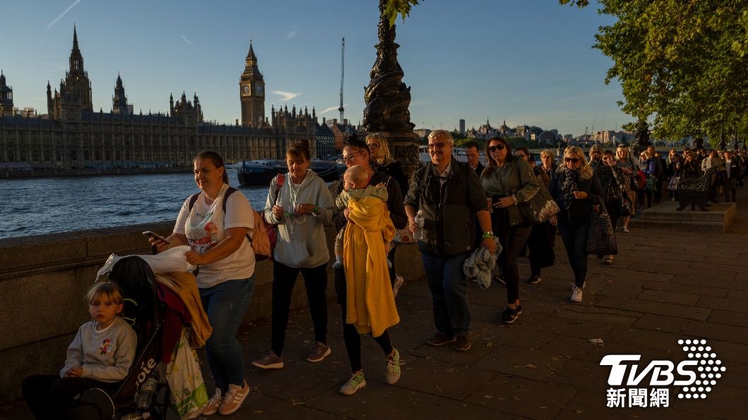 英國人的「排隊文化」習慣可以追朔到二次世界大戰，當時生活極端困難，窮人不得不排隊領取慈善援助。（圖／達志影像美聯社）