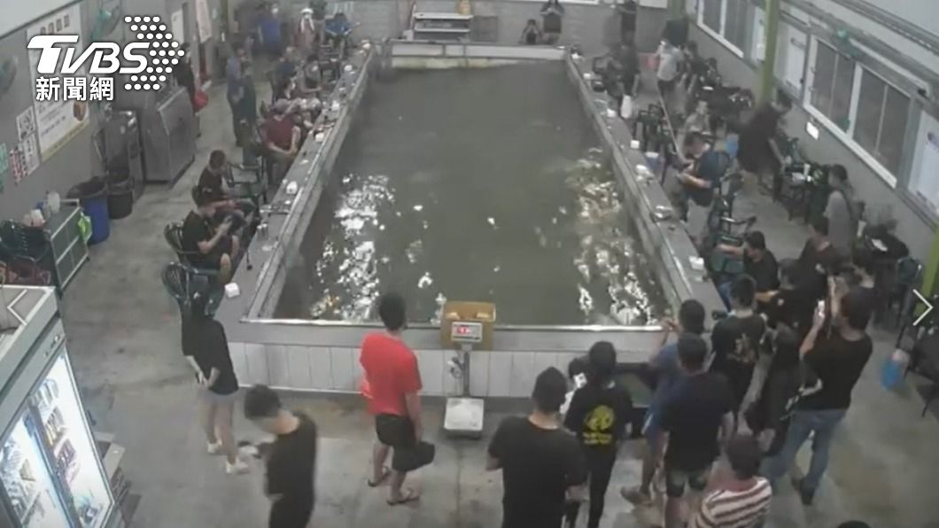 釣客相當淡定。（圖／民眾提供）