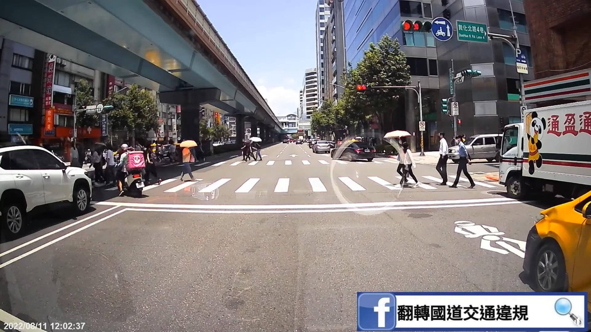外送員短短5秒慘噴5400元 。(圖/翻攝自翻轉國道交通違規)