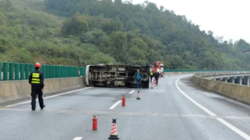 大陸貴州防疫隔離專車高速公路翻覆 至少27死20傷