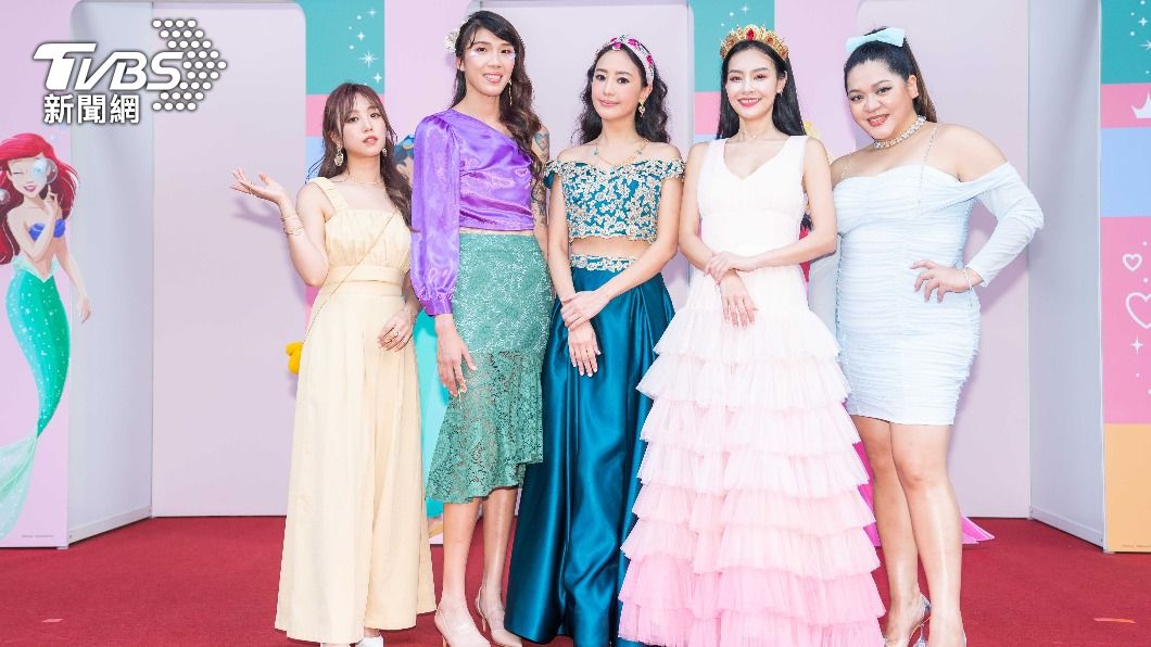 茵聲(左起)、黃筱雯、關穎、王思佳、Amanda穿著公主裝走秀。(圖/TVBS)
