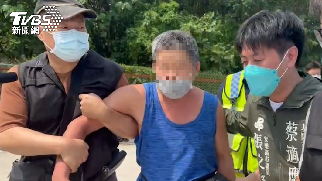 男子表示，因為政黨輪替讓自己生活不好過，才會不滿陳情。（圖／TVBS）