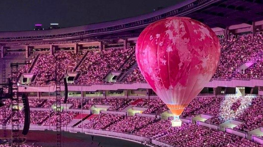 IU在熱氣球上演唱《Strawberry Moon》,全場陷粉紅泡泡(圖/翻攝推特)